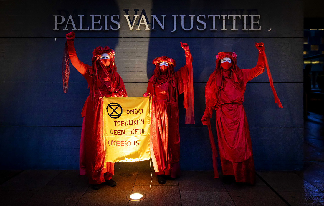 У здания суда в Гааге прошел климатический протест против Shell