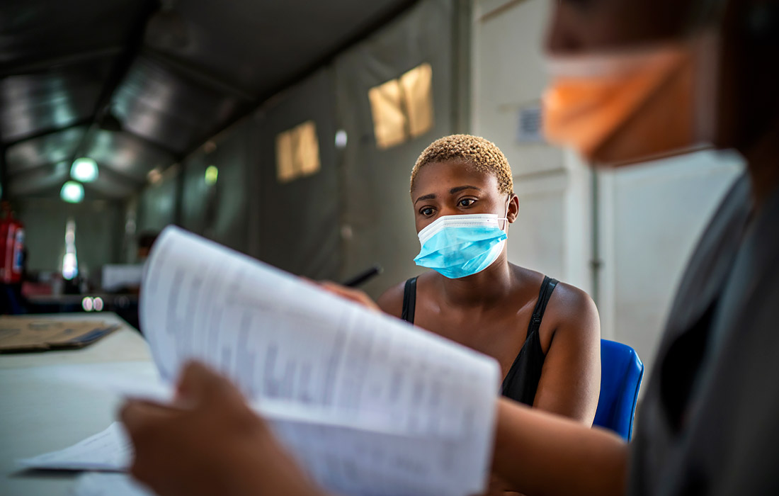 1 декабря. В Йоханнесбурге проходят испытания на добровольцах вакцины от коронавируса COVID-19, которую создала фармацевтическая компания AstraZeneca.