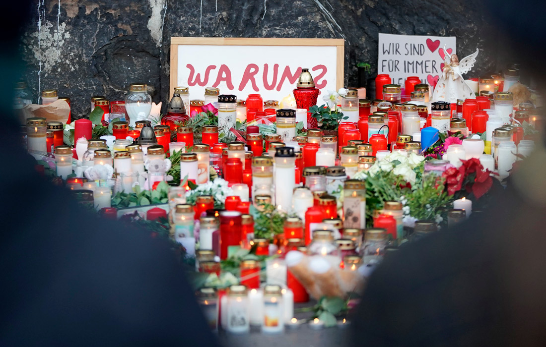 Жители немецкого города Трир устроили импровизированный мемориал на месте, где накануне 51-летний мужчина выехал на пешеходную зону. В результате аварии погибли четыре человека.