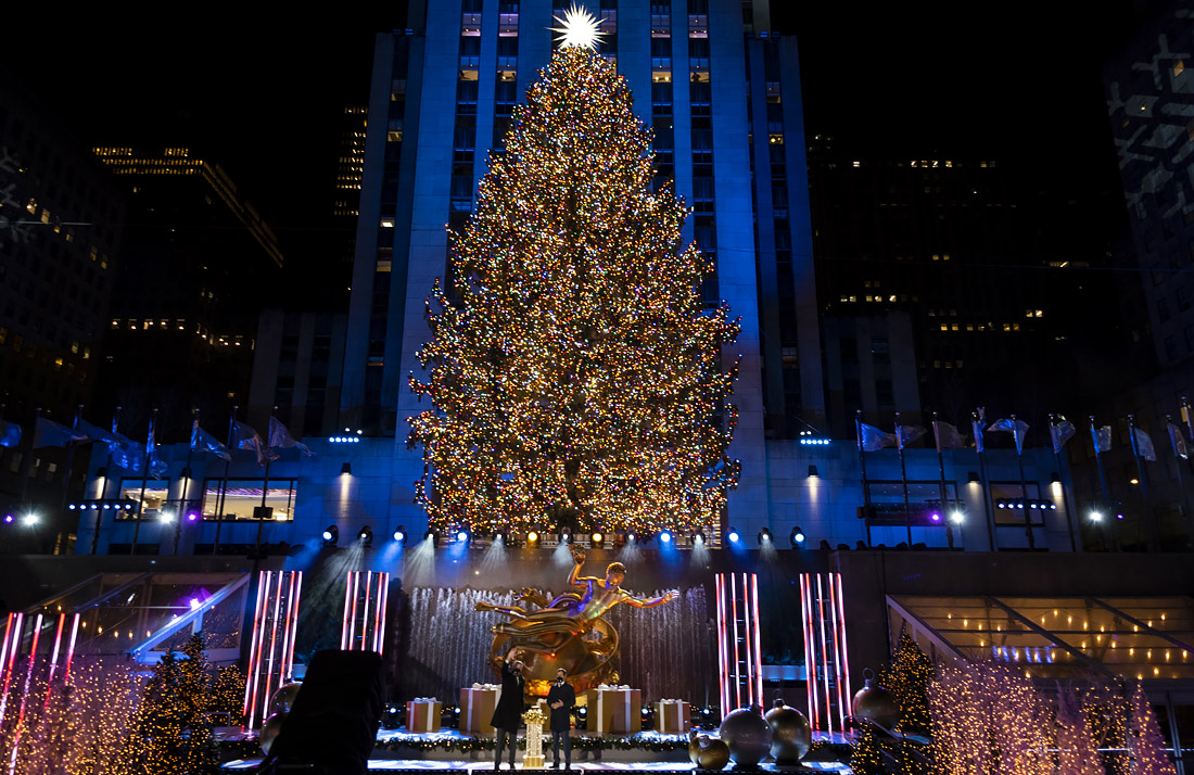 У Рокфеллер-центра в Нью-Йорке прошла церемония зажжения огней на рождественской ели 

