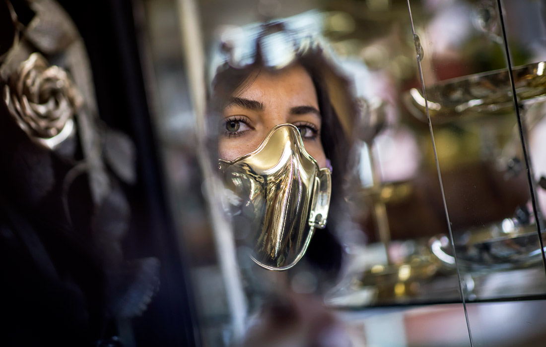 3 декабря. Мастер из Стамбула начал изготавливать серебряные и золотые защитные маски после закрытия своего магазина в первую волну пандемии COVID-19.