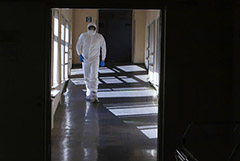 Депздрав опроверг сообщения о принуждении к вакцинации врачей поликлиники в Москве