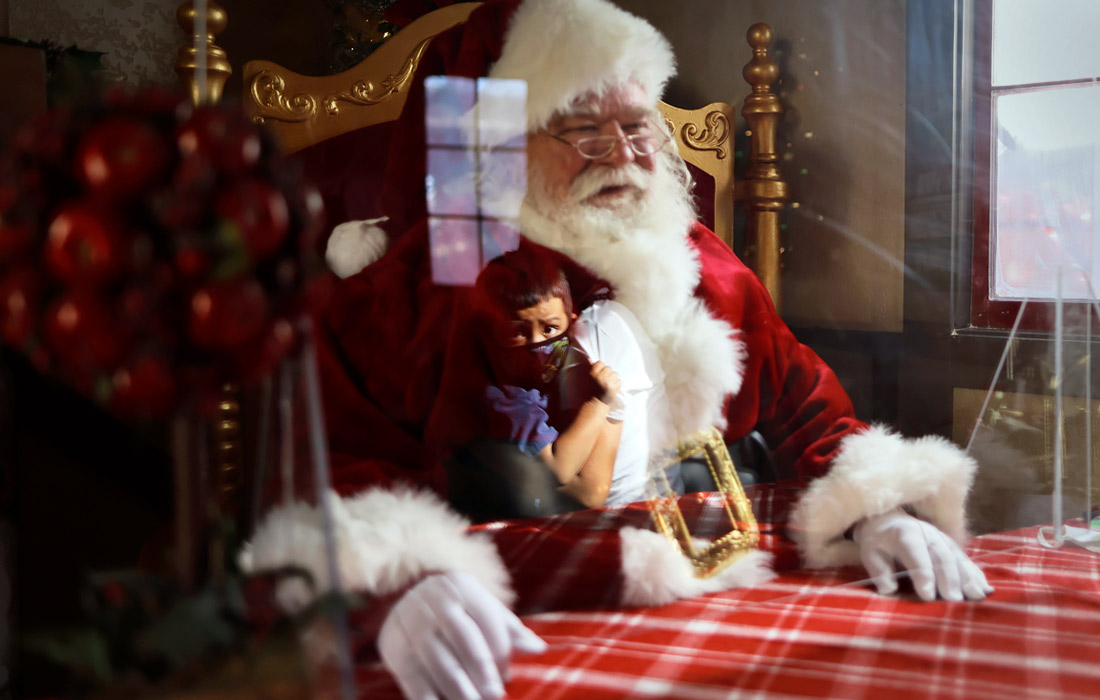 Санта-Клауса в торговом центре в Калифорнии оградили от посетителей с помощью пластикового экрана