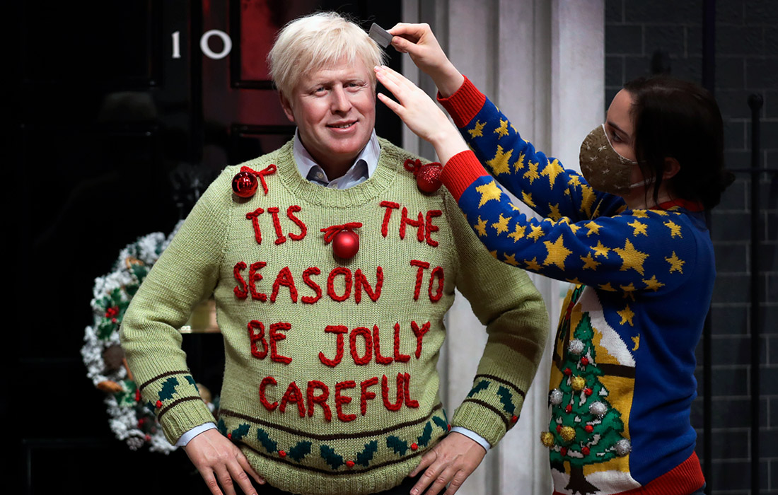 В лондонском Музее мадам Тюссо восковую фигуру премьер-министра Великобритании Бориса Джонсона переодели в рождественский свитер в поддержку ежегодной благотворительной акции фонда "Спасите детей"