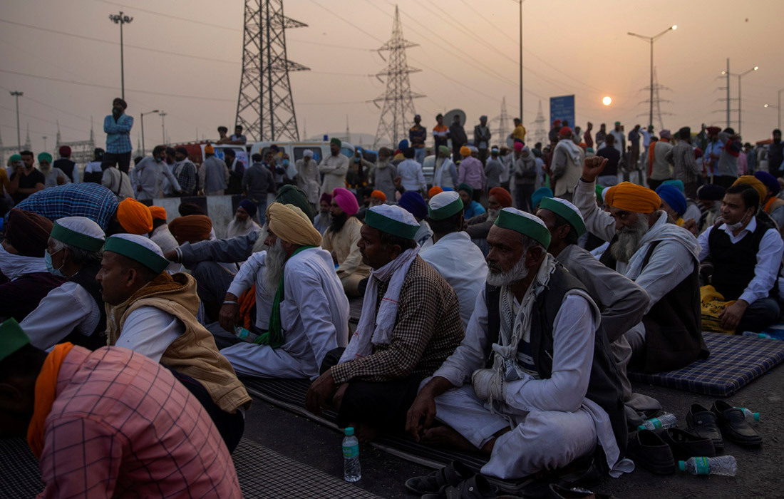 В Индии протестующие против новых сельскохозяйственных законов фермеры заблокировали дорогу в Дели