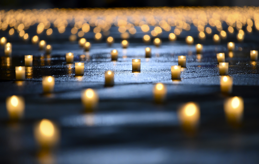 7 декабря. В Берне у Федерального дворца зажгли 5000 свечей в память о жертвах коронавируса в Швейцарии.