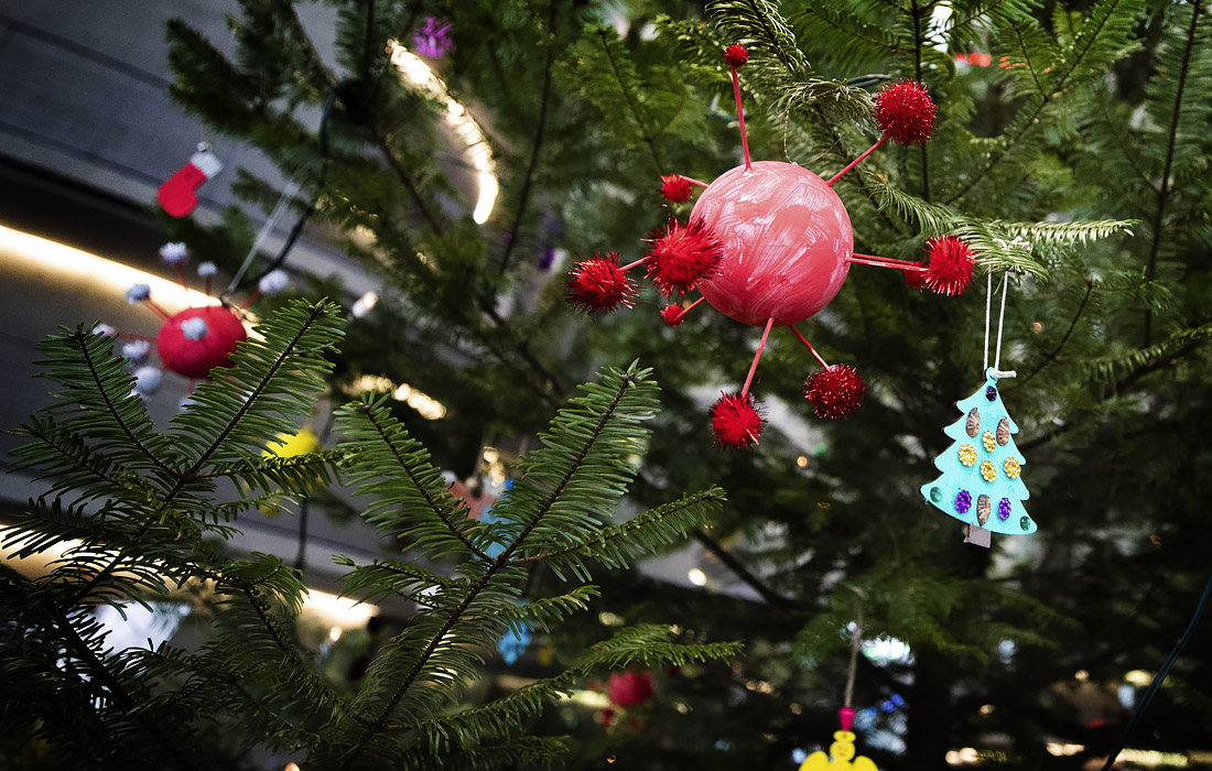 Рождественская елка украшена шарами в форме коронавируса в Paul Loebe House в Берлине