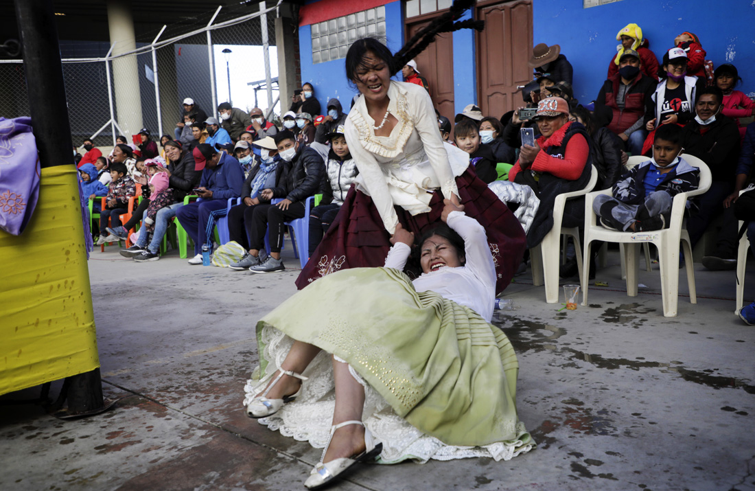 Боливийские женщины-борцы вернулись на ринг после ограничений, связанных с COVID-19, в Ла-Пасе