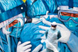 10 декабря. Подвиг медицинских работников в период пандемии коронавируса вдохновляет уличных художников на новые работы. На фото: врач за пределами клиники в Шах-Аламе, Малайзия.