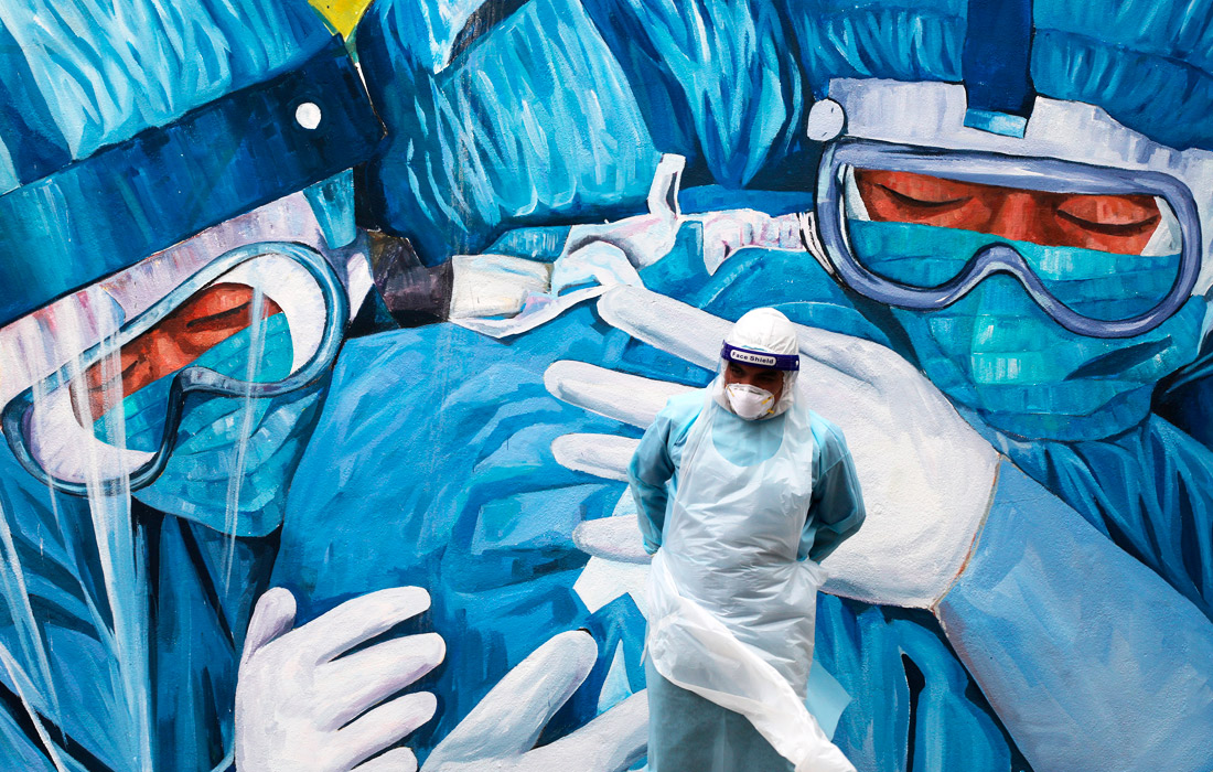 10 декабря. Подвиг медицинских работников в период пандемии коронавируса вдохновляет уличных художников на новые работы. На фото: врач за пределами клиники в Шах-Аламе, Малайзия.