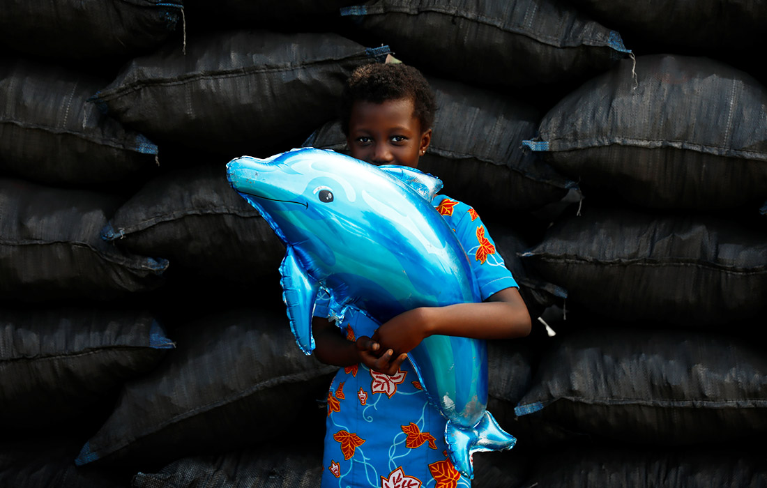 Девочка с шариком в Кеби, Гана