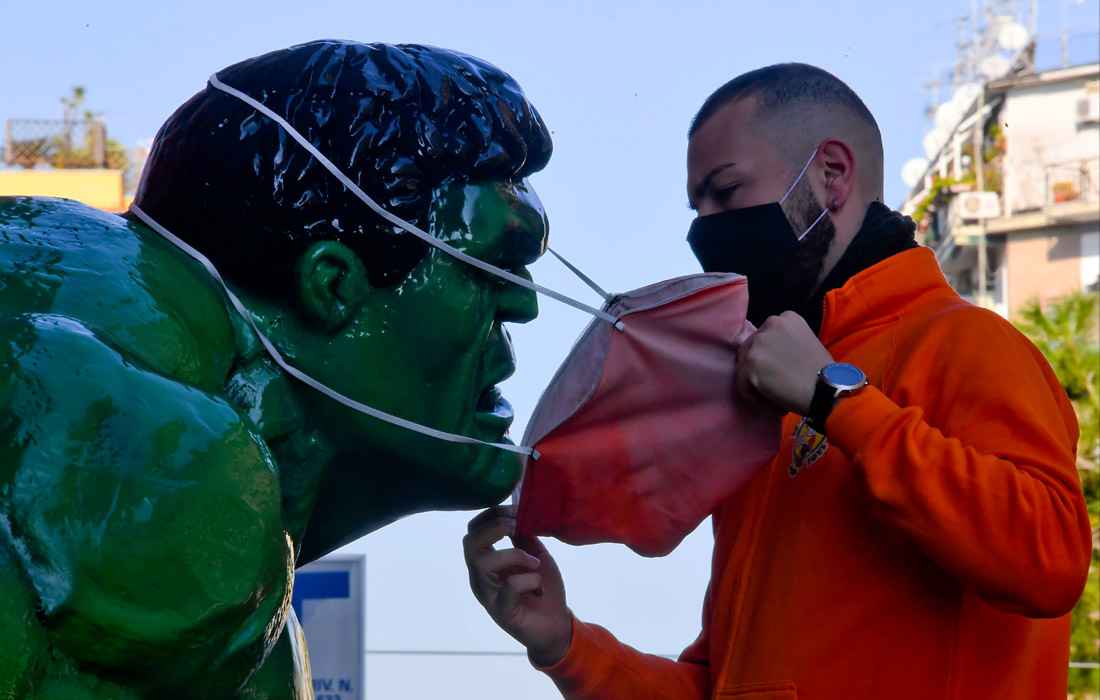 16 декабря. В Неаполе на фигуру супергероя комиксов Marvel Халка надели маску.