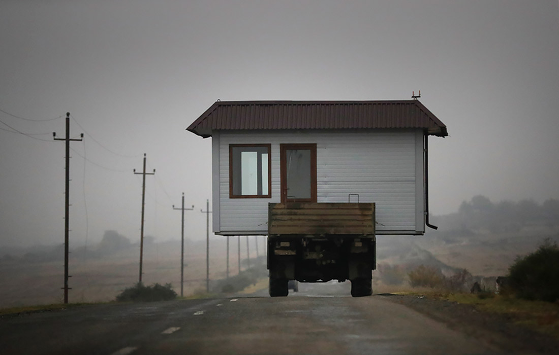 С 27 сентября по 9 ноября в Нагорном Карабахе продолжались боевые действия между Арменией и Азербайджаном. Погибшие есть со всех сторон конфликта, как среди военных, так и среди мирных жителей. После прекращения военных действий в Нагорном Карабахе многие семьи покинули родные деревни, забрав все свое имущество, включая дома.