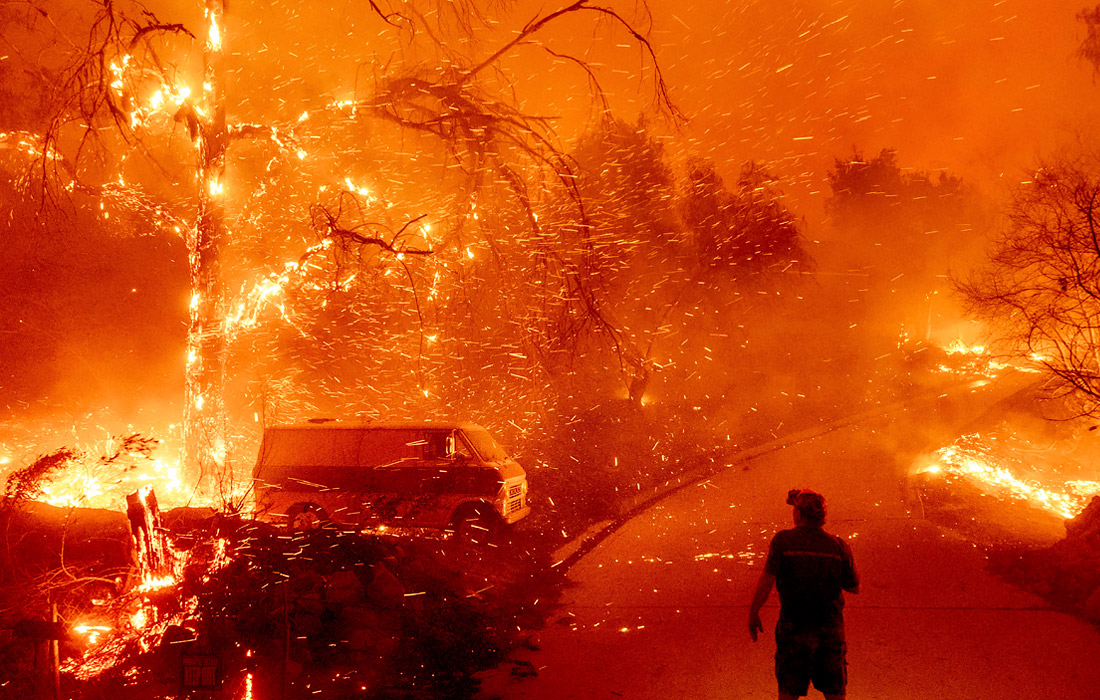 В начале декабря в Калифорнии объявили массовую эвакуацию из-за природных пожаров. Лесные пожары в штате c начала этого года уничтожили более 1,62 млн гектаров.