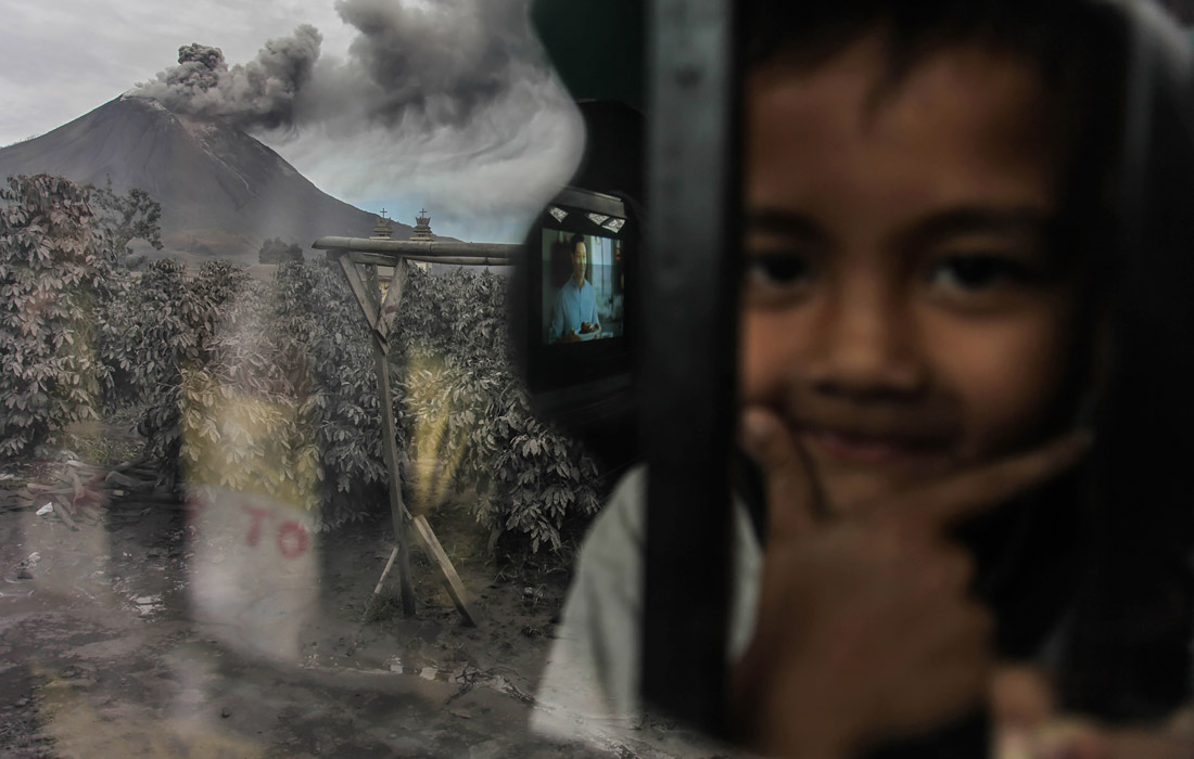 9 августа в Индонезии проснулся вулкан Синабунг, расположенный в северной части острова Суматра. Дороги и дома в окрестностях покрылись толстым слоем пепла. Синабунг остается активным и периодически извергается после своего пробуждения в 2010 году. До этого в течение более 400 лет вулкан находился в покое.