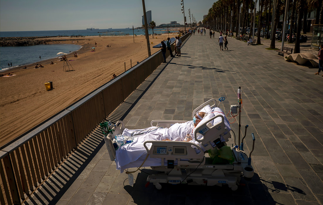 Осенью страны Европы столкнулись с ухудшением ситуации с COVID-19. Максимальный показатель суточной смертности среди инфицированных за вторую волну пандемии был зафиксирован в Испании. На фото: пациент смотрит на Средиземное море после 52 дней пребывания в отделении интенсивной терапии в Барселоне.
