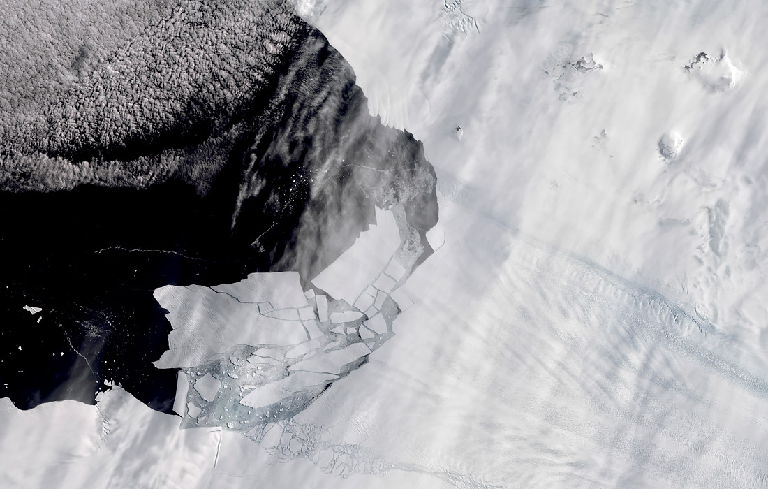 В феврале 2020 года от антарктического ледника Пайн-Айленд откололся айсберг размером с Мальту (около 350 кв. км). Пайн-айленд - один из наиболее быстро тающих антарктических ледников на побережье моря Амундсена.