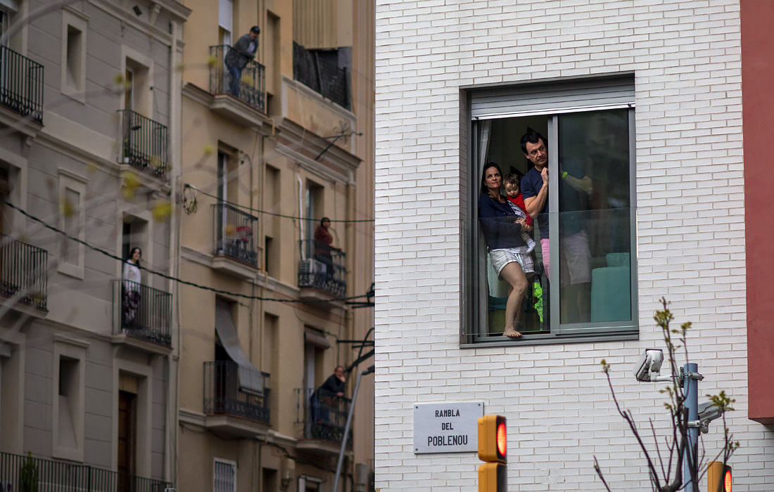 28 марта. Правительство Испании ввело 15-дневный общенациональный карантин. Людям разрешено выходить из дома только в случае необходимости - за продуктами, на работу, а также в чрезвычайных ситуациях.