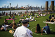 16 мая. В одном из парков Нью-Йорка нарисовали круги на траве, чтобы отдыхающие могли сохранять социальную дистанцию