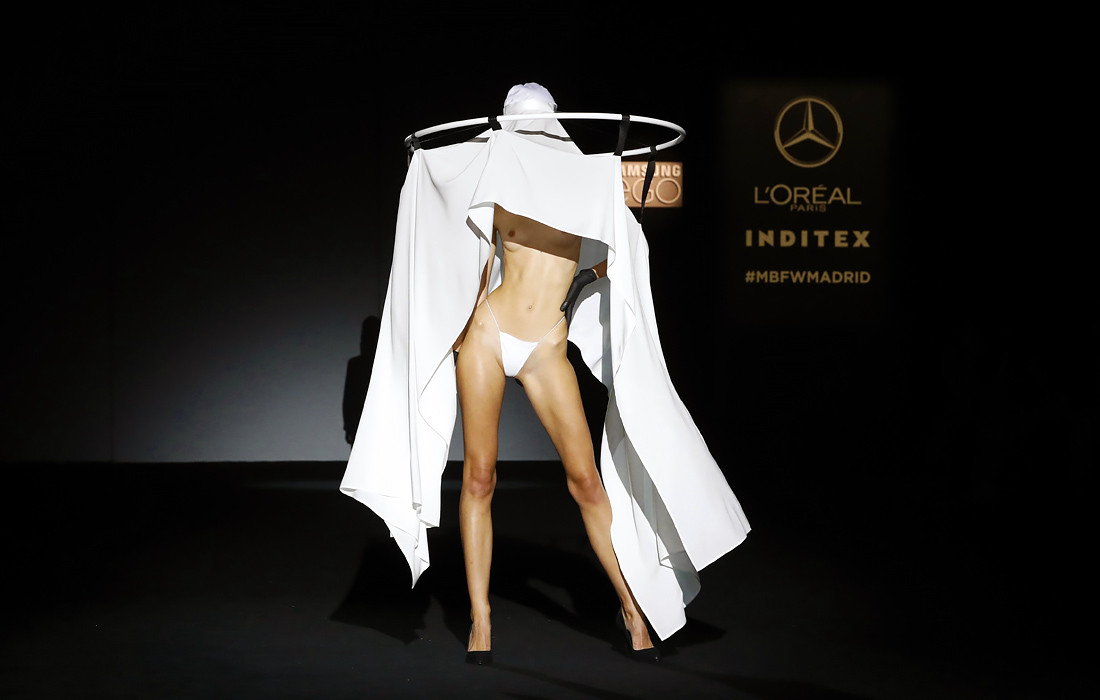 13 сентября. Показ коллекции Accidental Cutting на Неделе моды Mercedes-Benz Fashion Week в Мадриде.