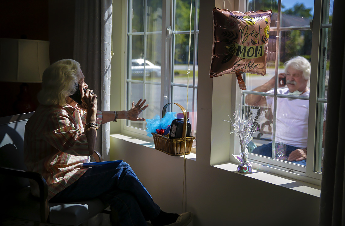 10 мая. 86-летняя Мэри Фэй Кокрэн поет песню "You Are My Sunshine" своему сыну через окно в День матери в американском городе Смирна.