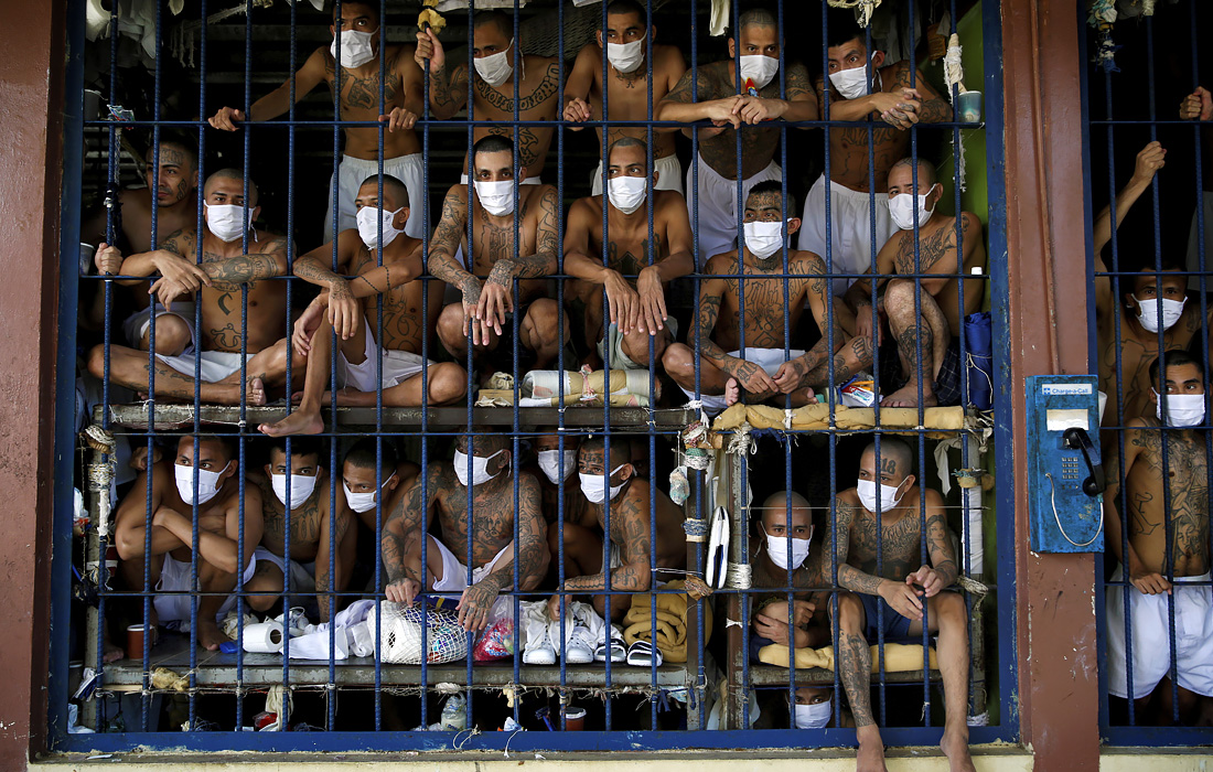 4 сентября. Члены банды внутри камеры в тюрьме сальвадорского города в Кесальтепеке.
