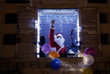 17 декабря. Оперный певец Стефан Сенешаль исполнил рождественские песни из окна своей квартиры в Париже во время частичного локдауна по коронавирусу.