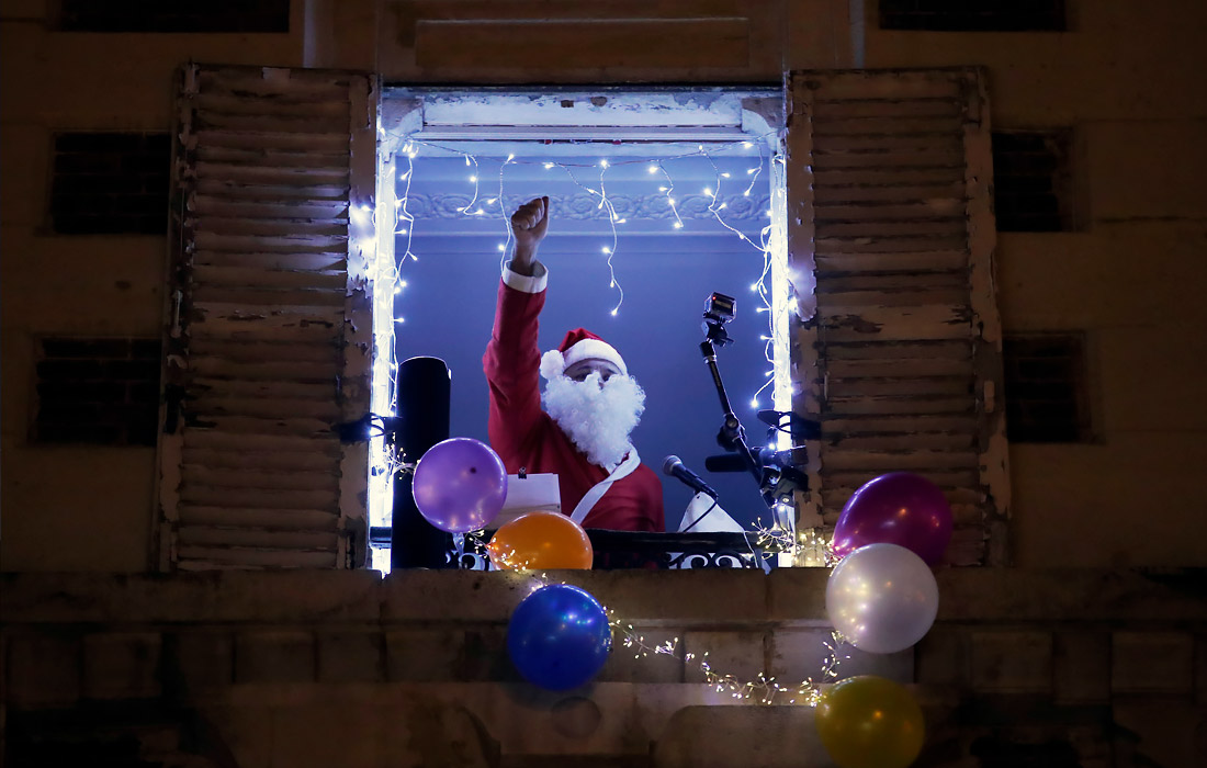 17 декабря. Оперный певец Стефан Сенешаль исполнил рождественские песни из окна своей квартиры в Париже во время частичного локдауна по коронавирусу.