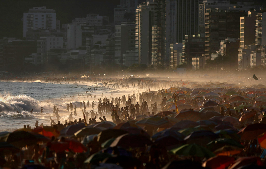 Тысячи людей столпились на пляже в Рио-де-Жанейро, несмотря на сложную эпидемиологическую ситуацию в стране