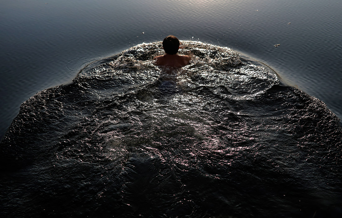 Зимнее купание в озере Хоухай в Пекине