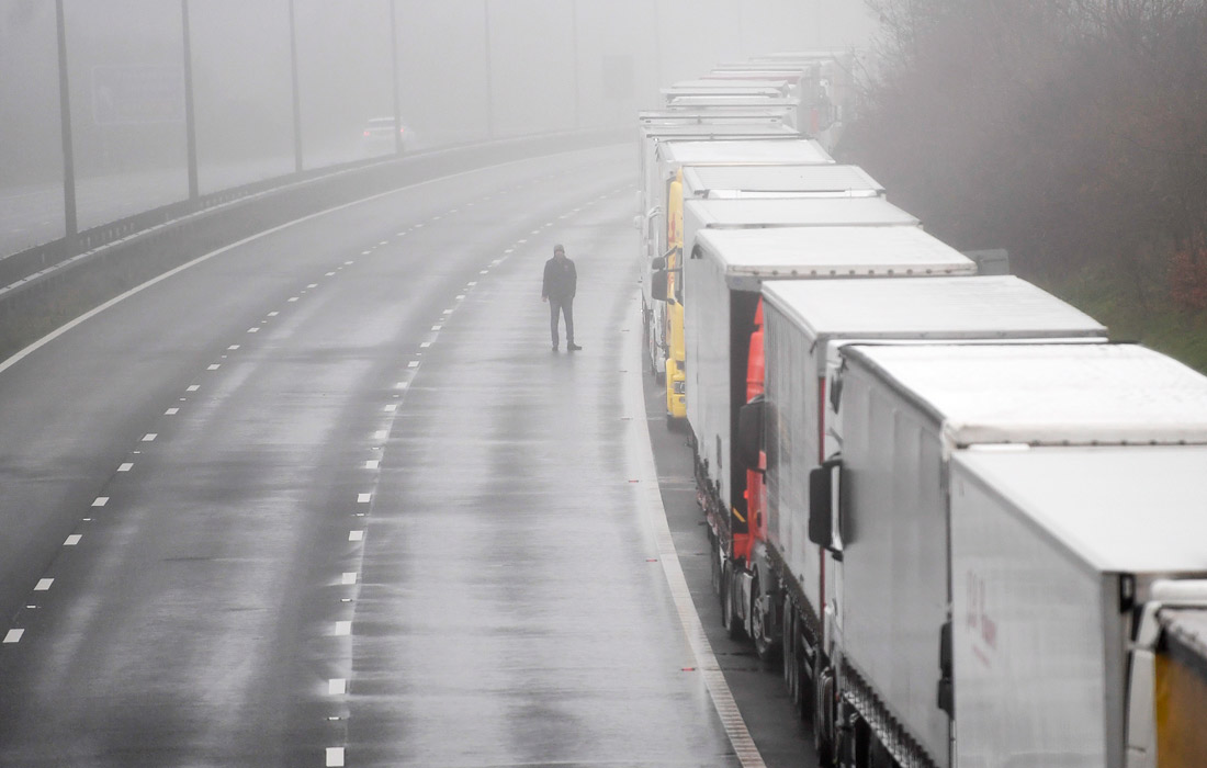 Франция приостановила транспортное сообщение с Великобританией из-за новой мутации COVID-19. На подъезде к порту Дувр возникли километровые очереди из грузовиков.