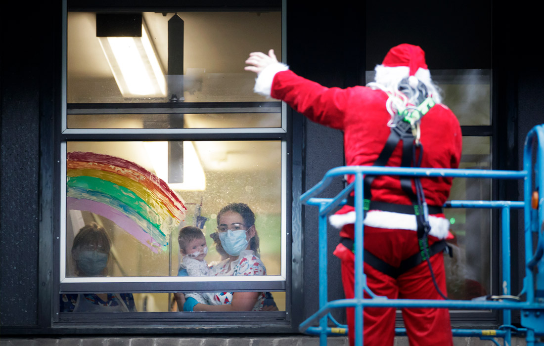 В Йоркшире Санта-Клаус посетил детскую больницу