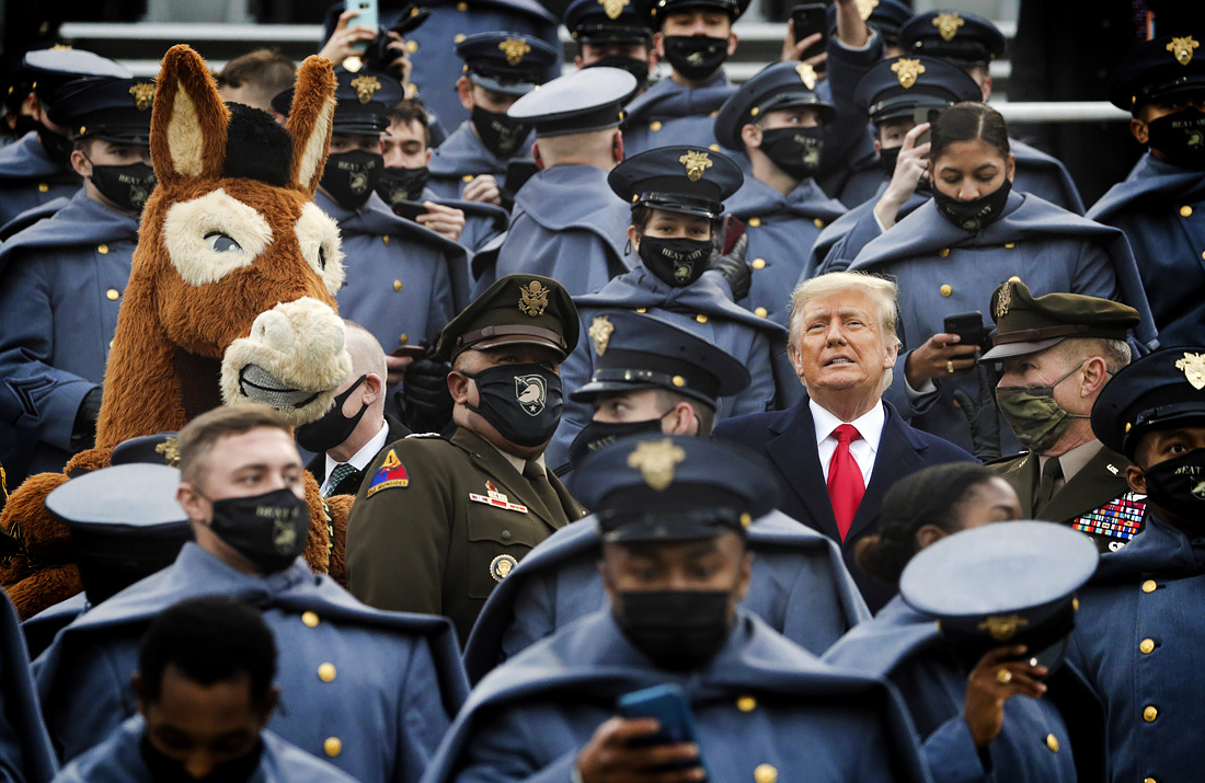 Президент США Трамп среди курсантов на стадионе в Вест-Пойнте