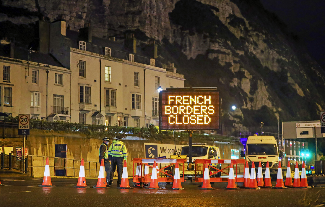 21 декабря. Франция закрыла границы с Великобританией. Страны Европы начали ограничивать транспортное сообщение с Великобританией, поскольку на острове быстро распространяется новый штамм COVID-19, особо контагиозный.
