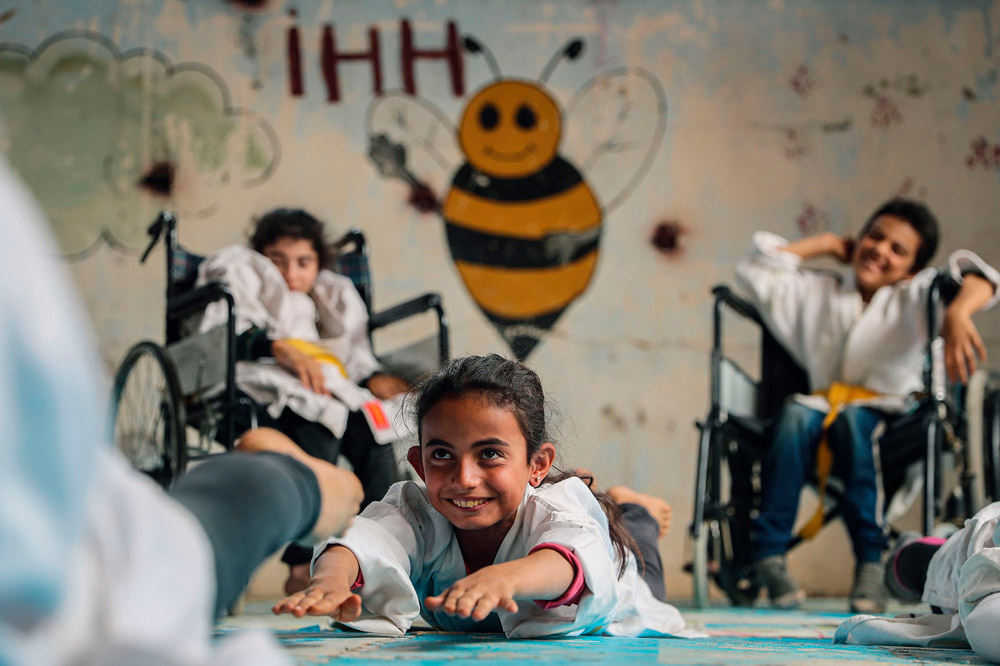 Анас Альхарбутли, Сирия.
Житель сирийской деревни близ города Алеппо открыл школу каратэ для детей, в которой мальчики и девочки с ограниченными возможностями занимаются вместе со здоровыми сверстниками.