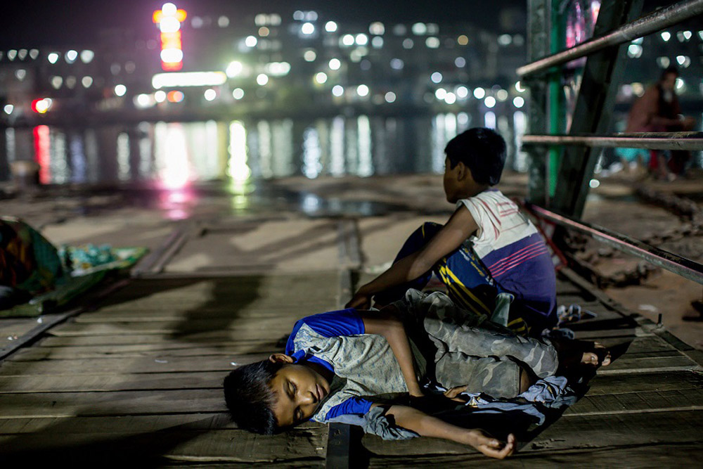 Сумон Юсуф, Бангладеш.
Фотограф из Бангладеш в своих снимках показывает миру бедственное положение беспризорных детей в его родной стране.