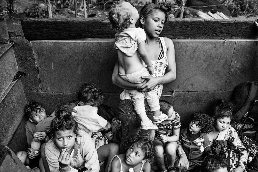 Николо Филиппо Россо, Италия.
Более 4 миллионов венесуэльцев бежали в соседнюю Колумбию от экономического и гуманитарного кризиса в стране. Фотограф из Италии запечатлел, как беженцев перевозят в грузовике для транспортировки угля.