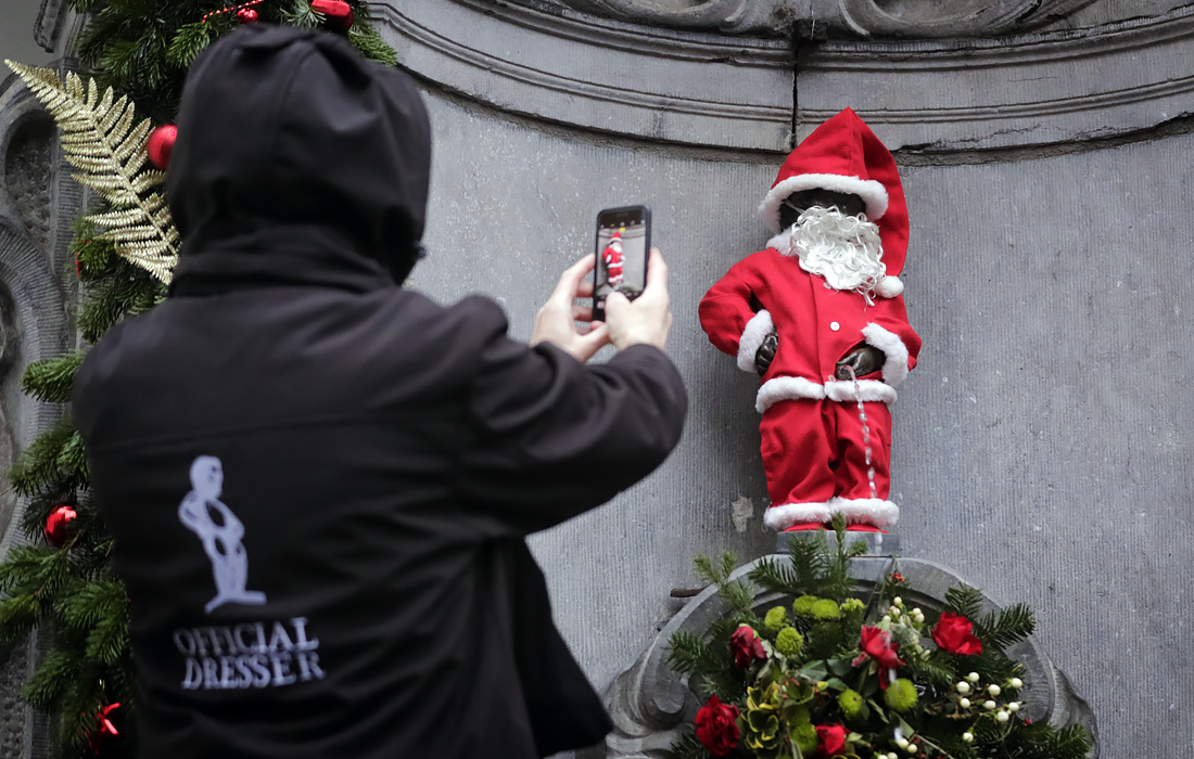 В преддверии Рождества в Брюсселе скульптуру "Писающий мальчик" одели в костюм Санта-Клауса