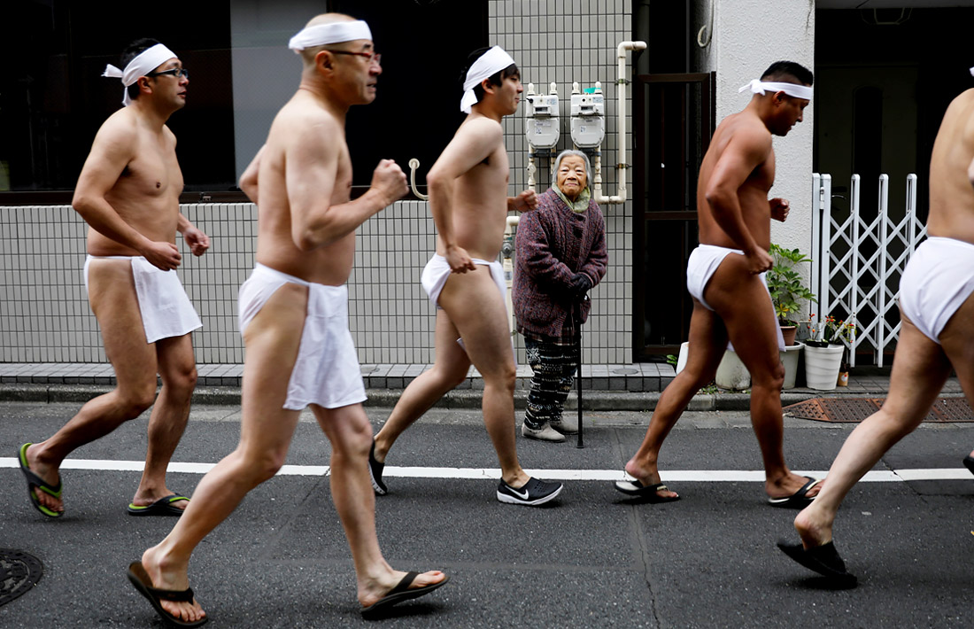 Последователи синтоизма перед ежегодным обрядом омовения ледяной водой в одном из храмов Токио