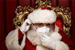 24 декабря. В Валенсии Санта-Клаус надевает маску во время рождественских встреч с детьми, чтобы избежать распространения COVID-19.