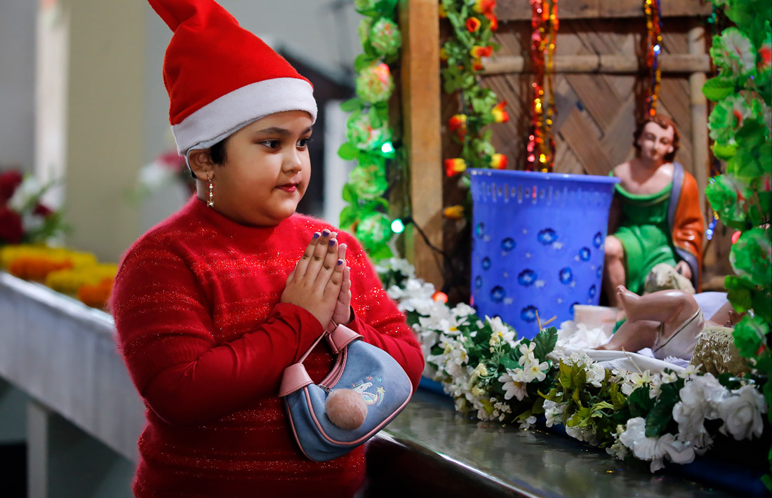 Рождественская месса в католическом соборе святой Марии в Дакке, Бангладеш