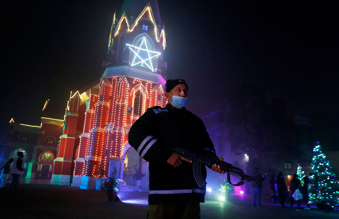 Сотрудник полиции у церкви в Лахоре (Пакистан), где проходит рождественская месса