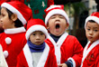 Дети в костюмах Санта-Клауса во время посещения церкви в Ханое, Вьетнам