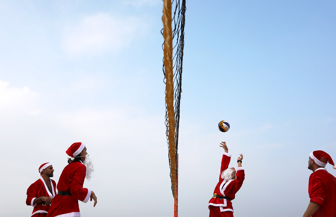 Жители Тель-Авива играют в волейбол на пляже