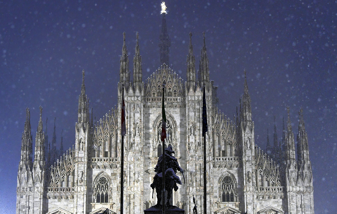 Сильные снегопады обрушились на Италию. На фото: собор Дуомо во время снегопада в Милане.