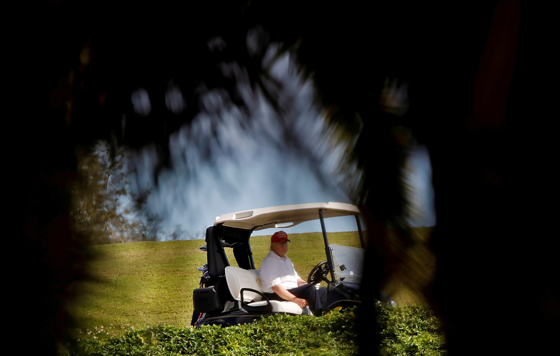 Президент США Дональд Трамп в Международном гольф-клубе в Уэст-Палм-Бич, штат Флорида