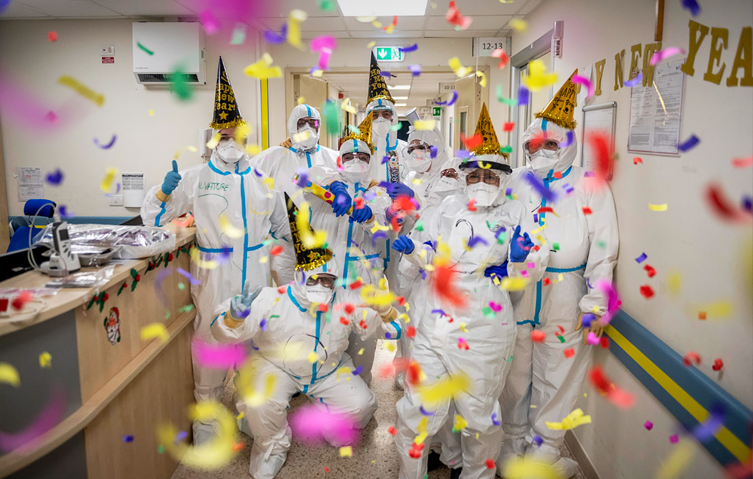 1 января. Медицинские работники больницы Сан-Филиппо Нери в Риме отпраздновали Новый год в отделении интенсивной терапии.