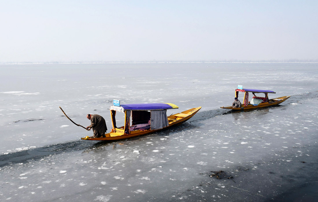 Озеро Дал в индийском Шринагаре покрылось льдом