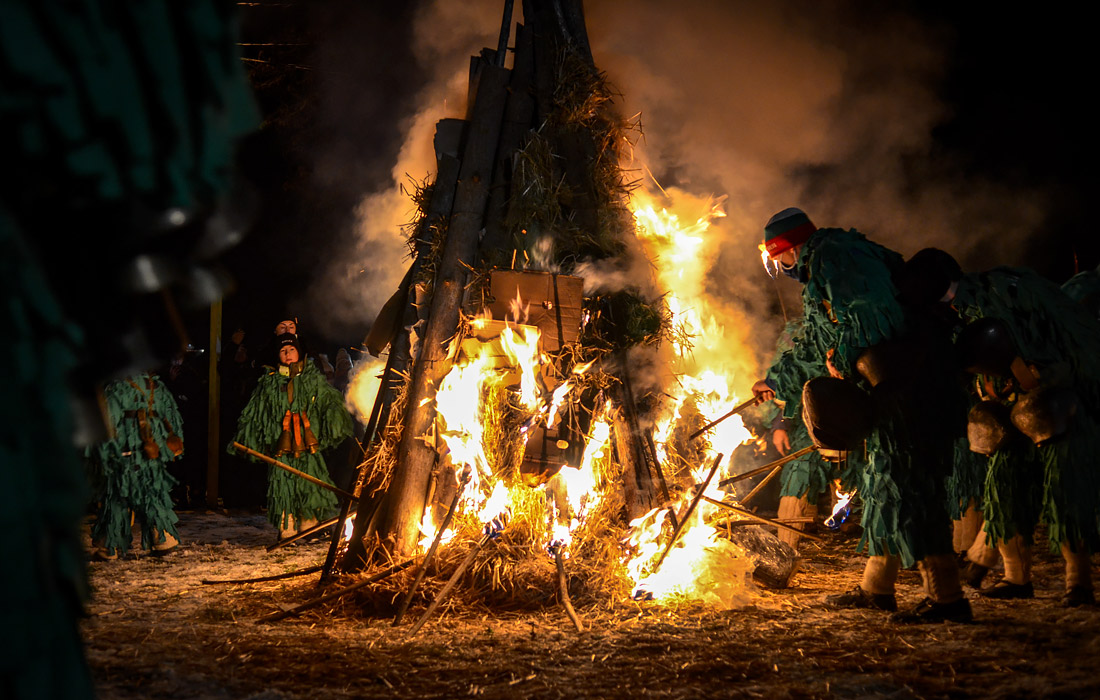 Жители болгарской деревни Люлин приняли участие в традиционном карнавале Кукери