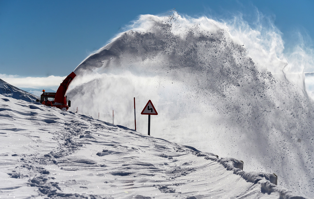 Горные перевалы закрыли из-за снегопадов на курортах севера Испании
